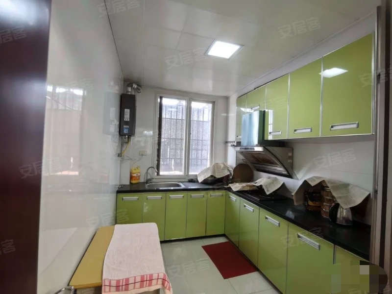 421，优质步梯房，沃尔玛附近，步梯3楼，楼龄新有院子，精装3房2卫，证件齐全