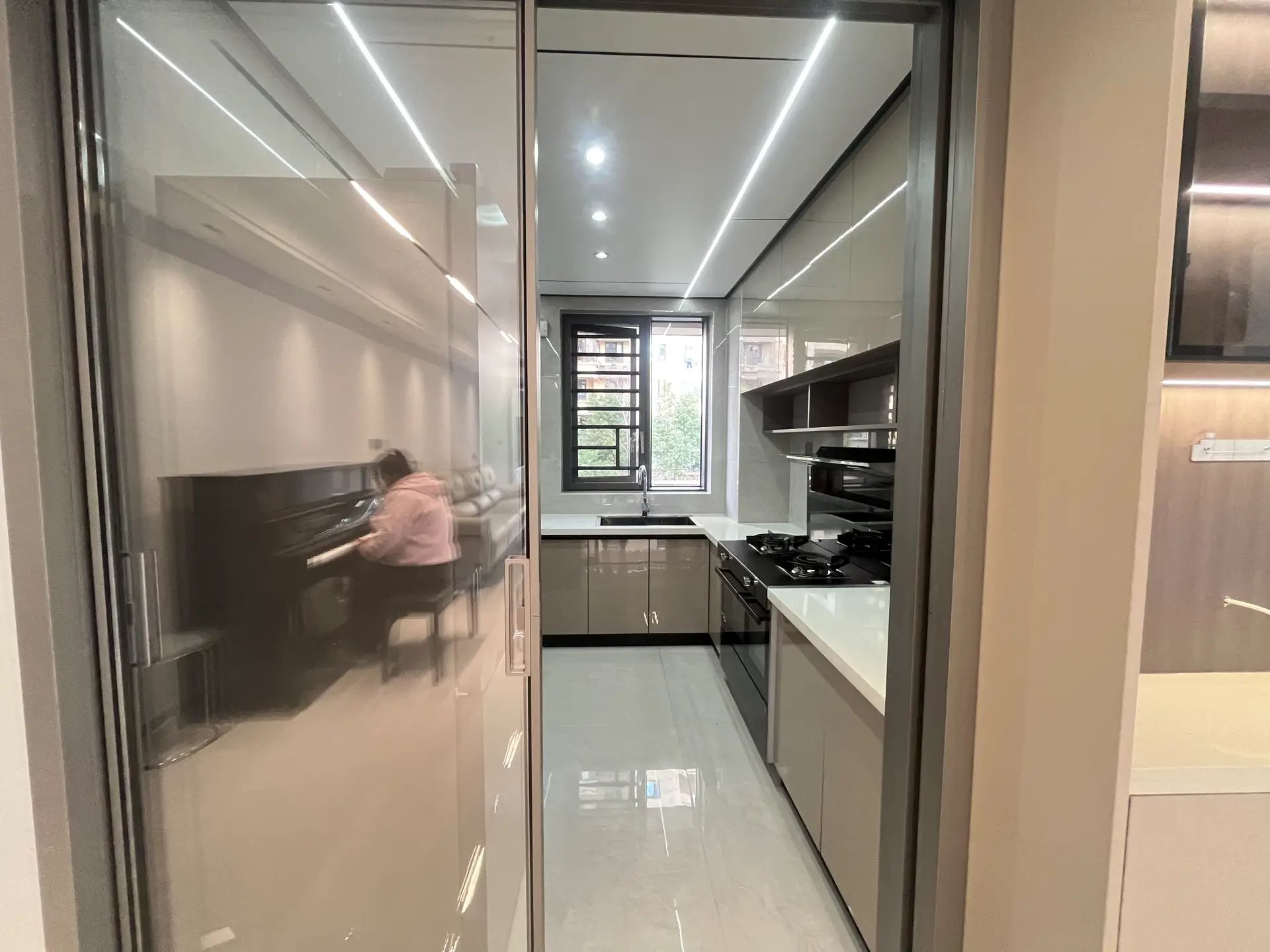 城南，荣怀二楼，带大露台，精装三房两厅两卫，证满二，南北通透