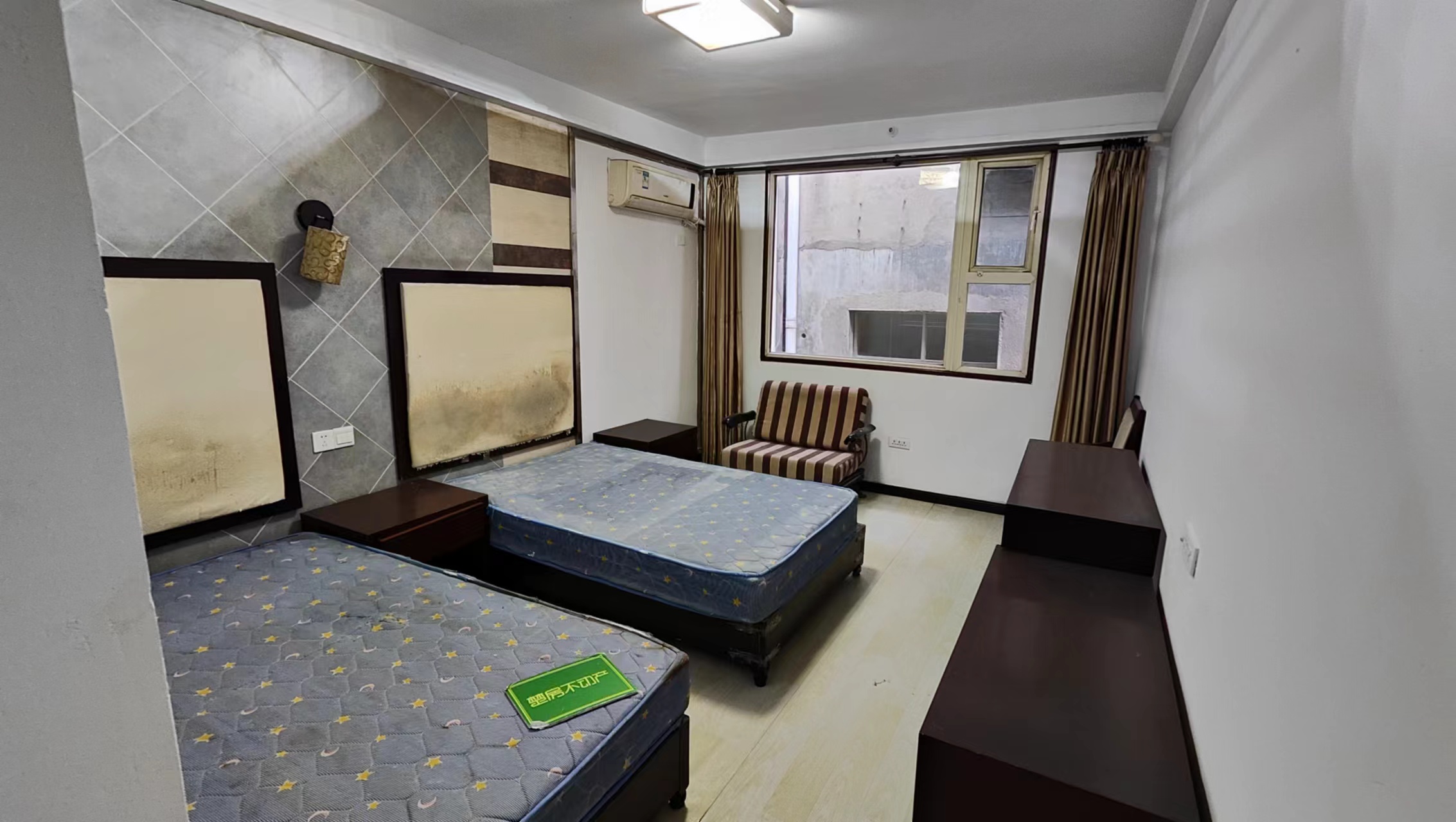 车站旁两栋私房一楼是门面在做生意房子以前是开宾馆的两证齐全位子好买了可以就盈利