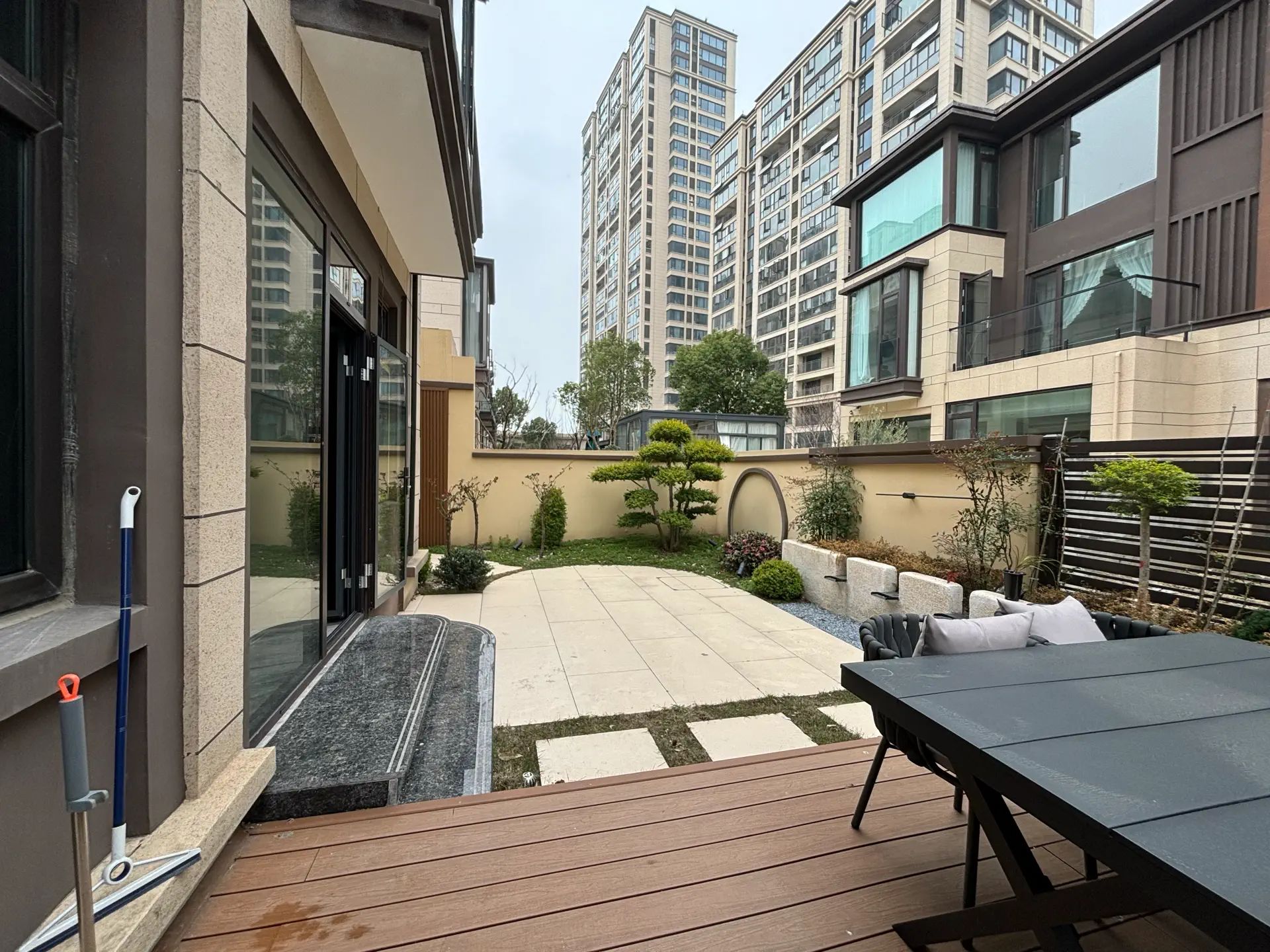 诚心出售，祥生观澜府，联排别墅，9.9成新，豪装，入住3个月，证满二