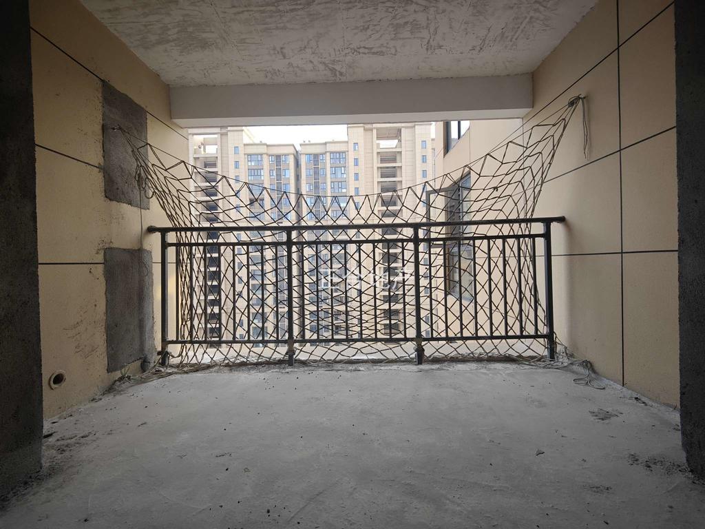 翡冷翠，毛坯三房，电梯好楼层26楼，单价6100，满二，边户，南北双阳台，