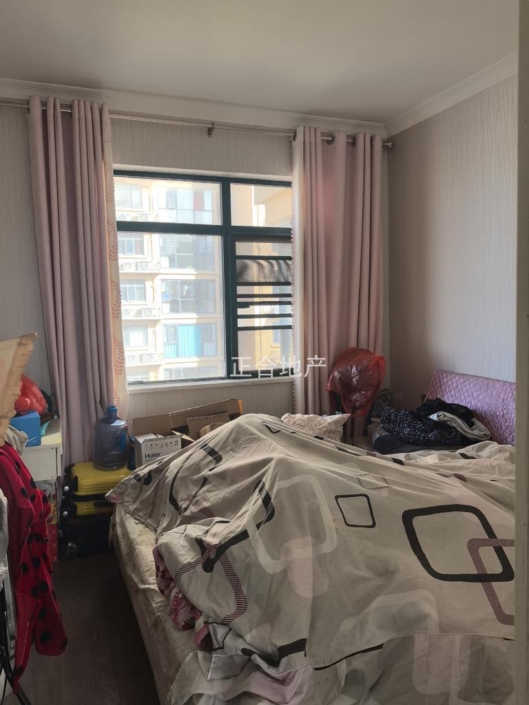 城东，精装三房，装修成色新。电梯小高层，好楼层，单价4860，满五