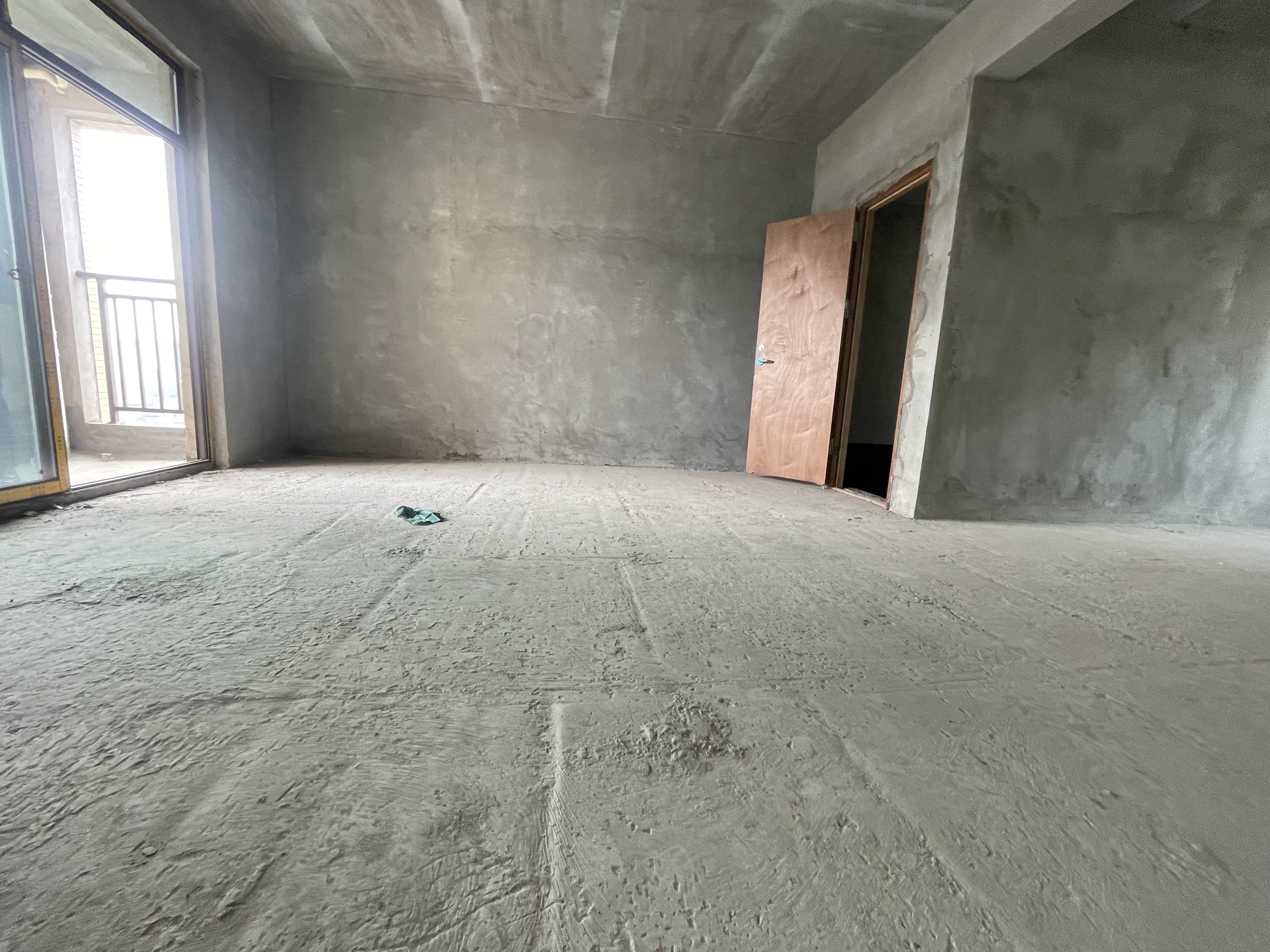 领秀城.毛坯大三房边户.南北双阳台.小区环境好.绿植环绕带车位出售