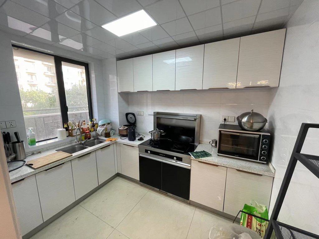 绿地香格里拉，小区环境好，大阳台。保养新，看房方便，拎包入住