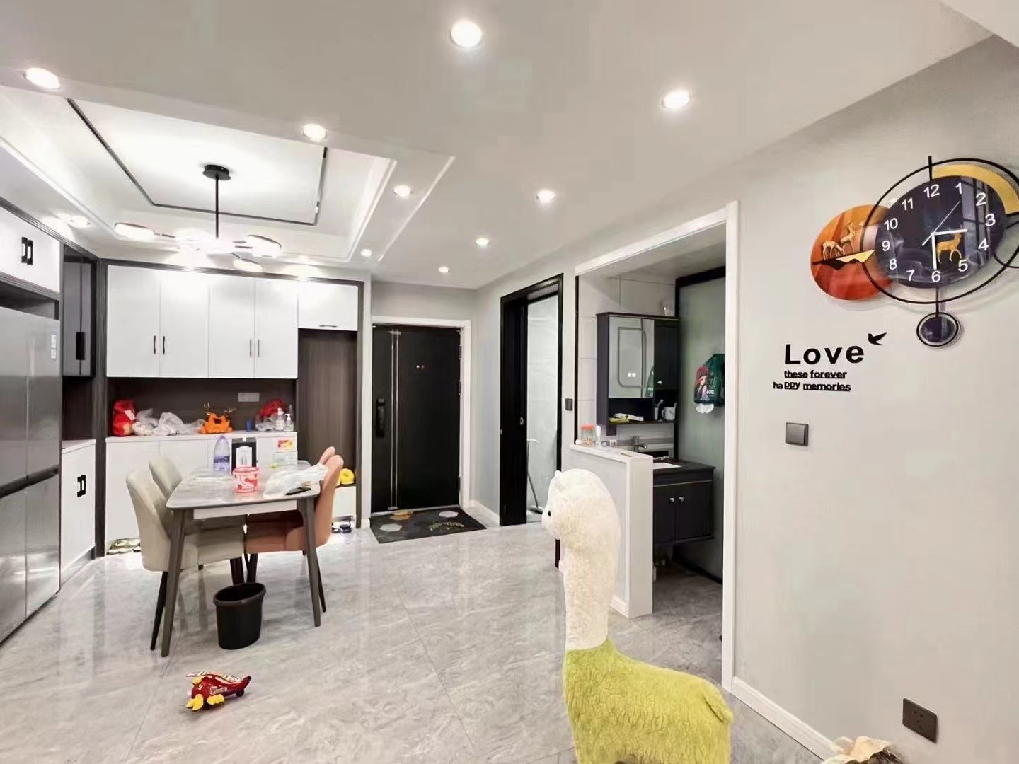 72，业主诚心出售，全新装修三房，上新二中，二小，叫育无优