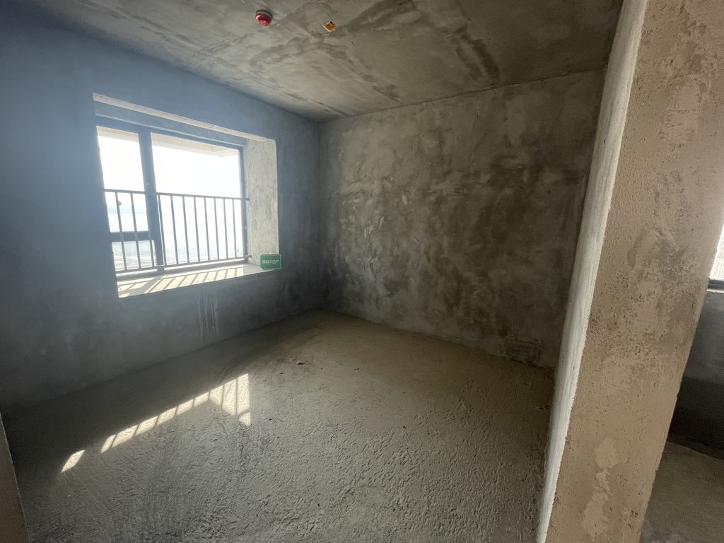 荣怀.极地世家.毛坯边户.中间楼层.看房方便