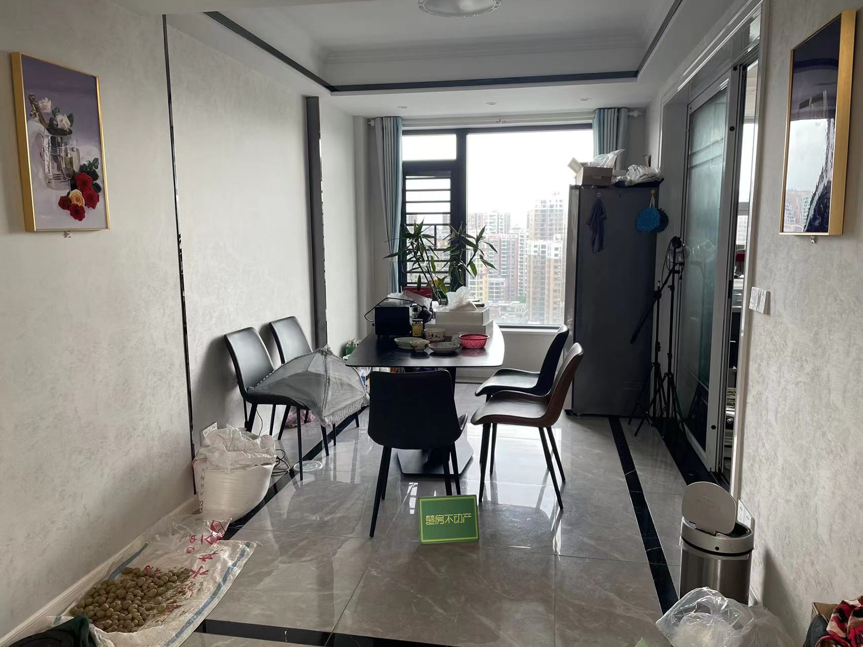 新叁仲门口，元泰未来城，精装三房，很少住人，好楼层，拎包入住，