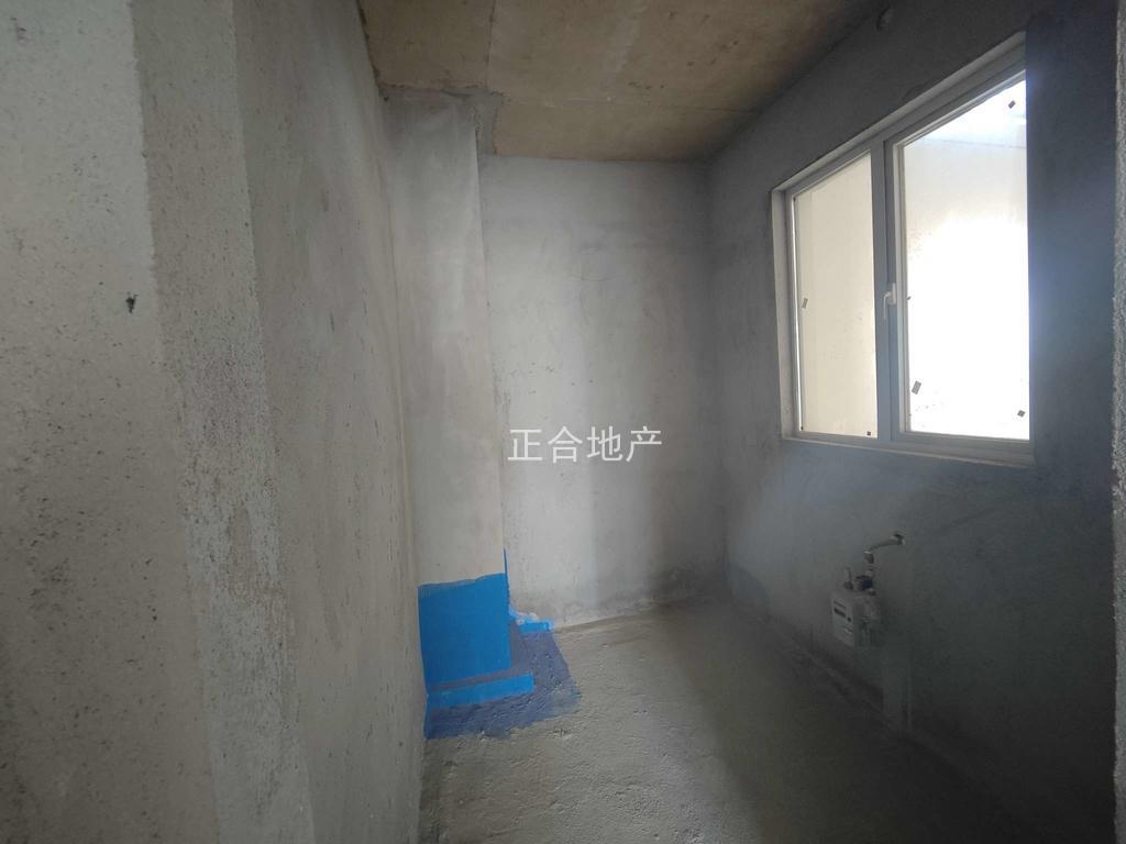 蓝天白云稀少小三房！单价6200！