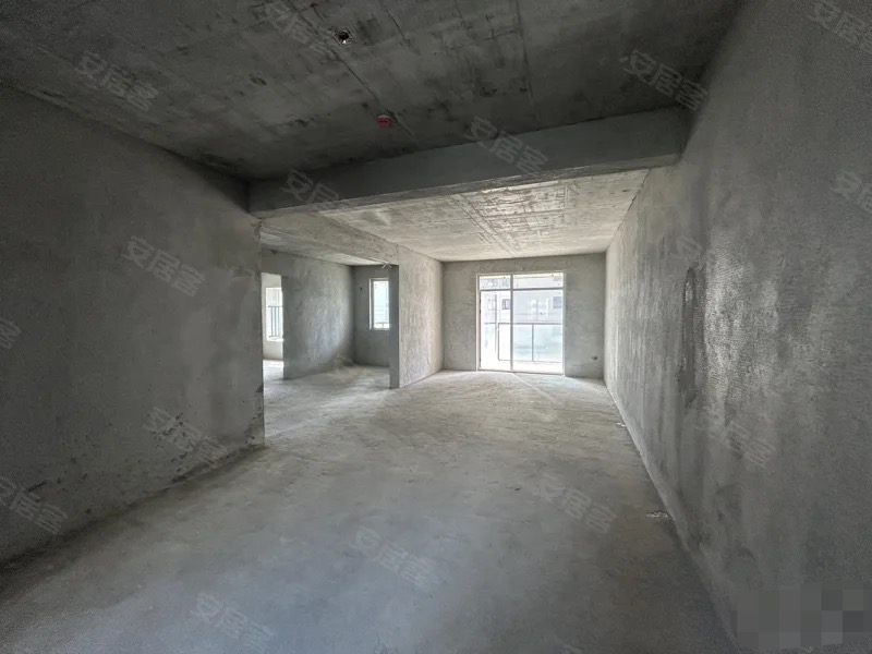 捡漏，蓝天白云，东边户，  单价6000出头 ，南北通透，送车位， 毛坯四房