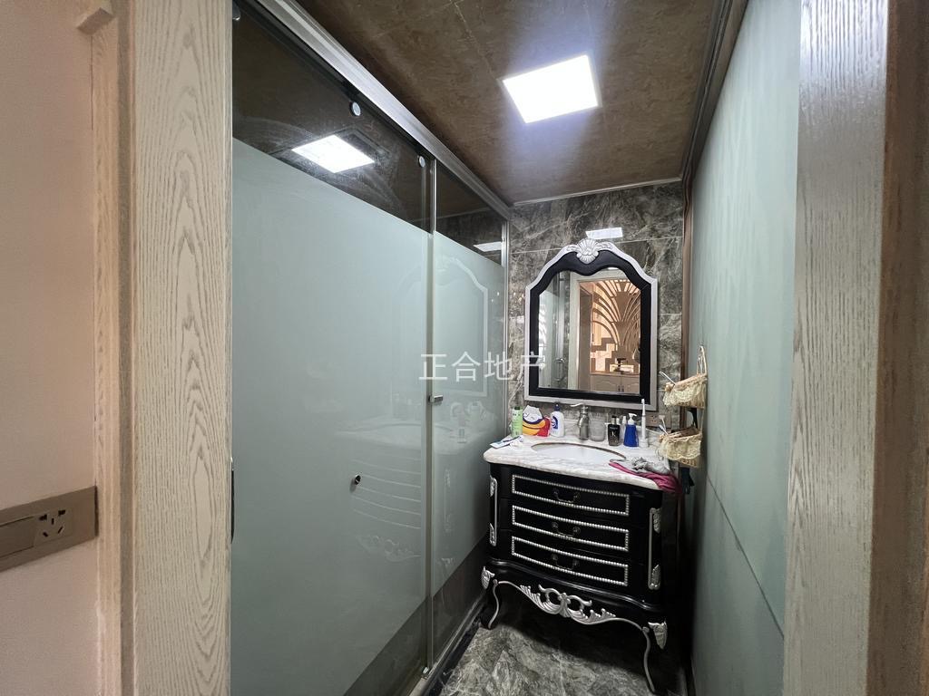 诚心出售，城南，御台公馆，中间好楼层，精装四房两卫，人车分流品质小区老证过户便宜