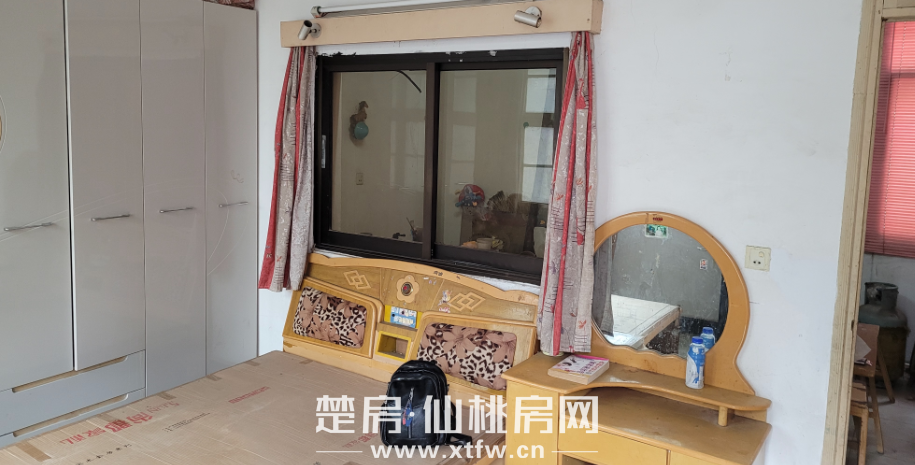 新生街 私房地段好共4层6房1厅