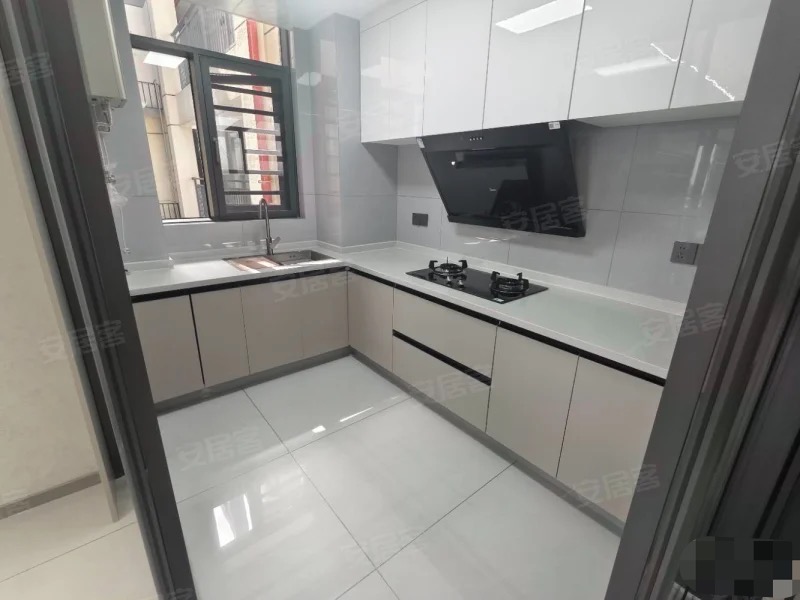 降价了，风和日丽，精装三房两卫，单价5400+，全新装修，送车位，双书包，凤凰层