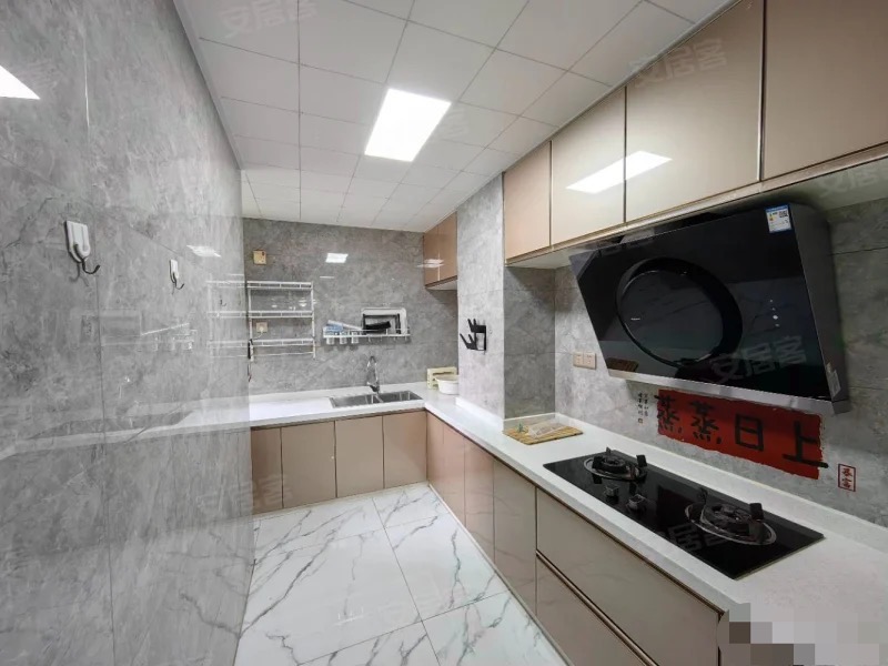 捡漏，城南，新城一号四期，中层，湖景房，三开间朝南，拎包入住