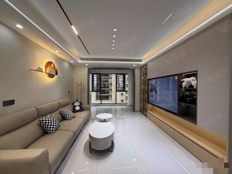 城南，御湖世家，全新装修，精装三房，一天未住，电梯中间好楼层，证满二