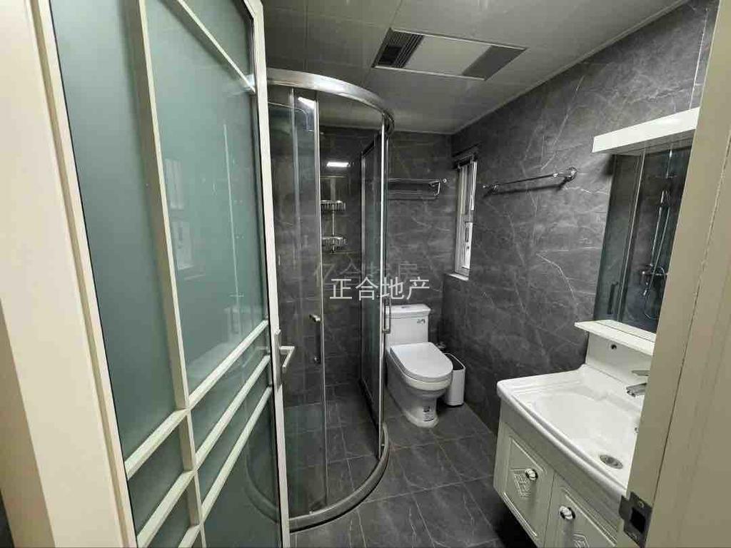 仙桃江滩公园旁，电梯小高层，9.9成新，精装三室两厅两卫，南北通透