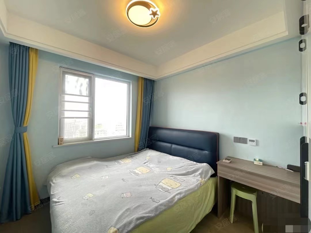 房东诚心出售，锦绣江山三期，东边户，南北双阳台，9成新装修，家电全送，拎包入住