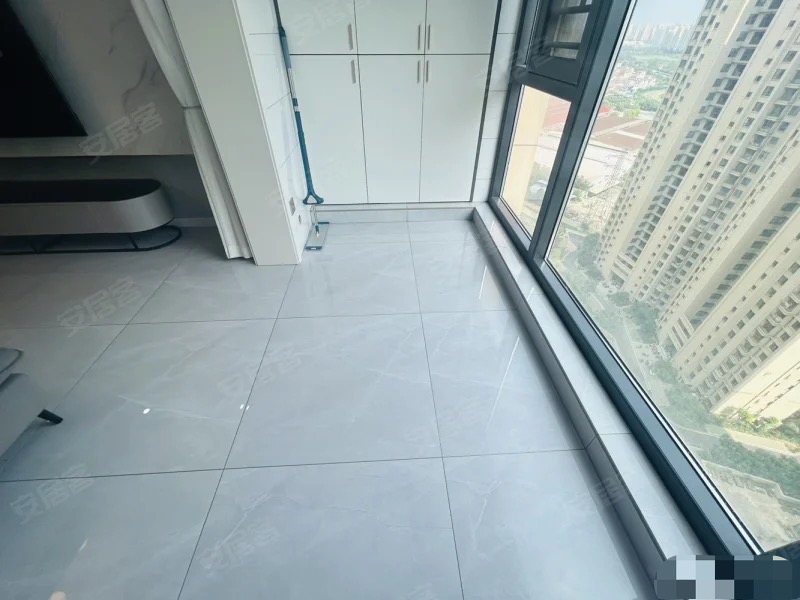 房东降价急售，御湖世家，湖景房，送车位，全新装修3房，品牌装修，证满二