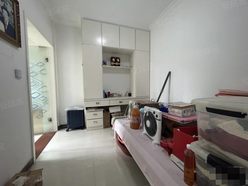 房东诚心急售，单价4800，精装小三房，看中可谈，好楼层