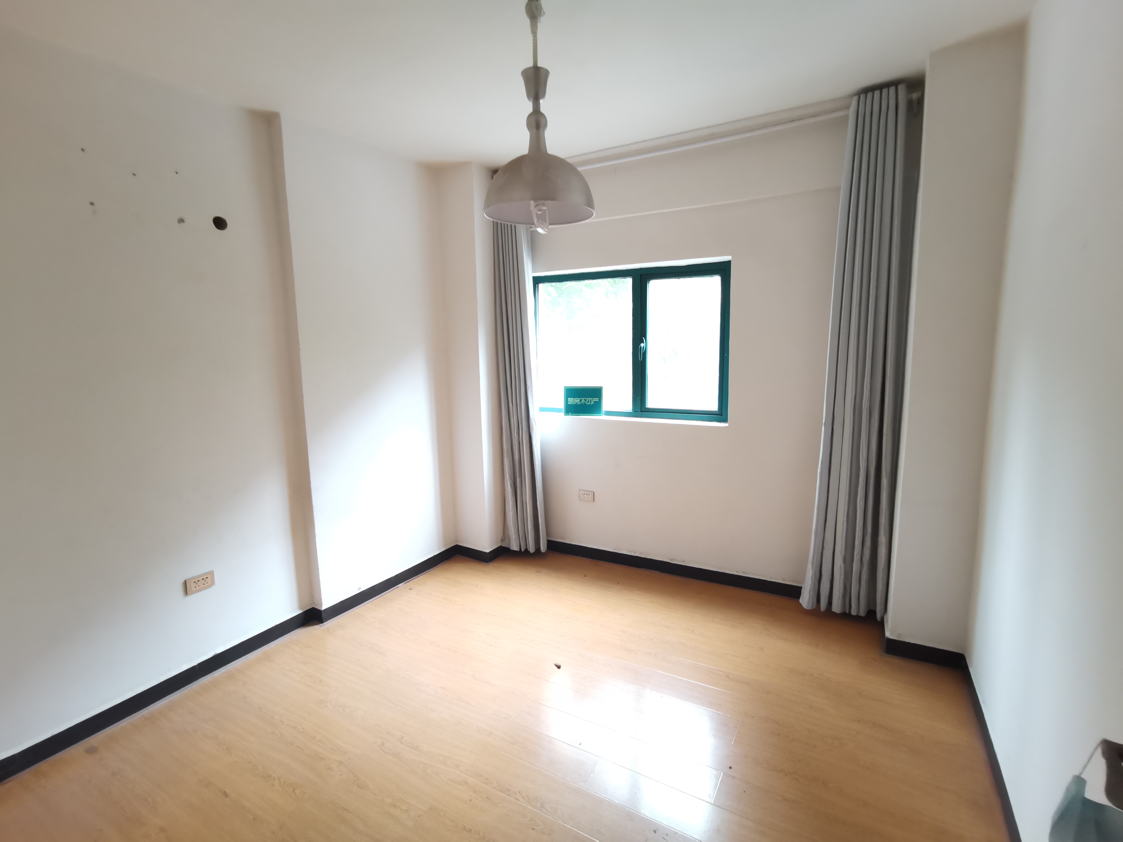 新街小区里面门面房，146平单价5000不到，不动产证在手