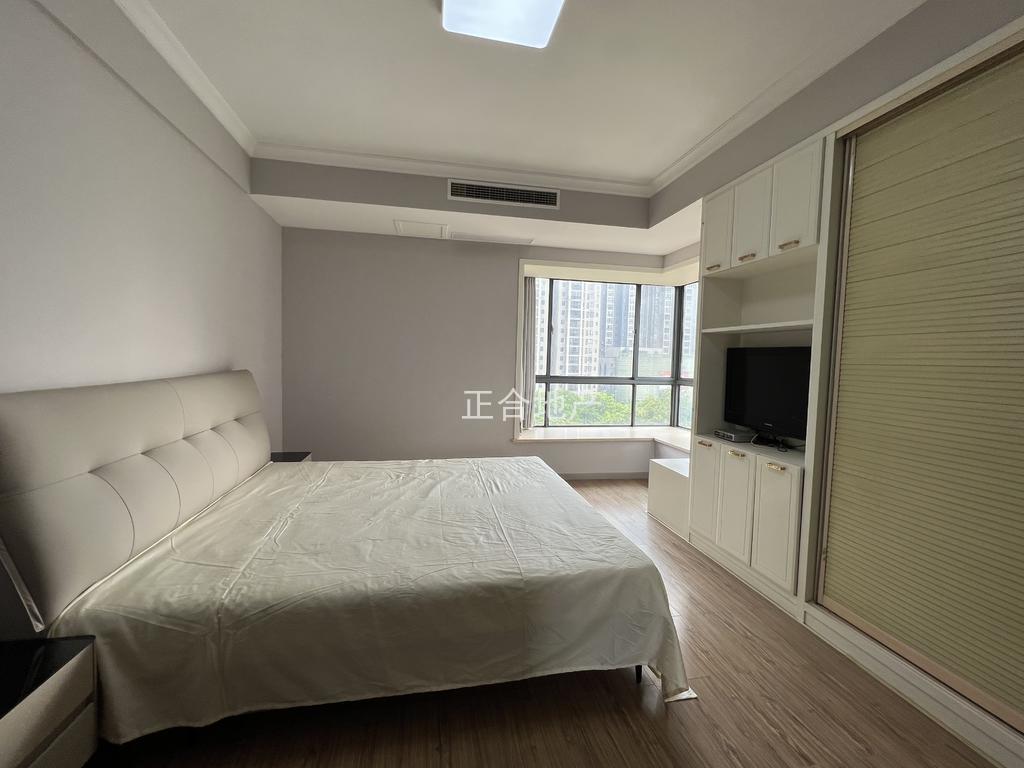 城南，忆美国际公馆，精装大四房，电梯5楼，装修成色新，单价4字出头，证满二