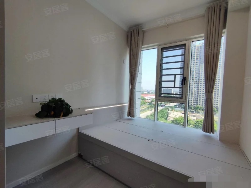 银湖城，全新装修，精装三房二卫，证件满二，单价5200，南北双阳台，中间楼层