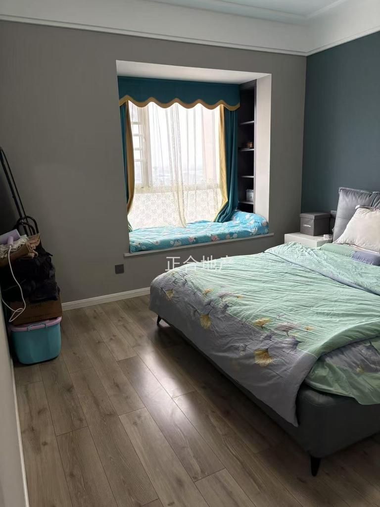 城南，电梯好楼层13楼，9成新，精装大两房，证满二，拎包入住