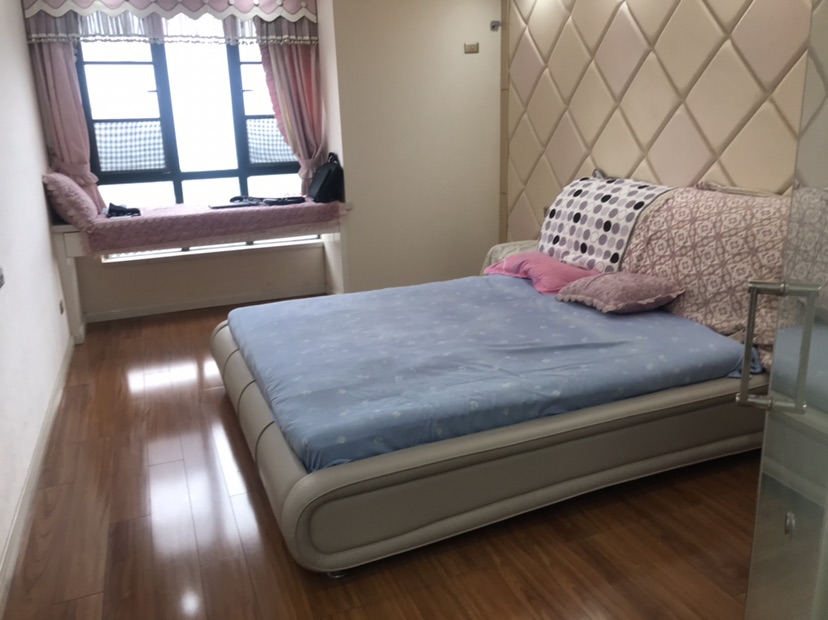 新城壹号4期四室两厅两卫两阳台 装修房子保养的好光线好上学方便