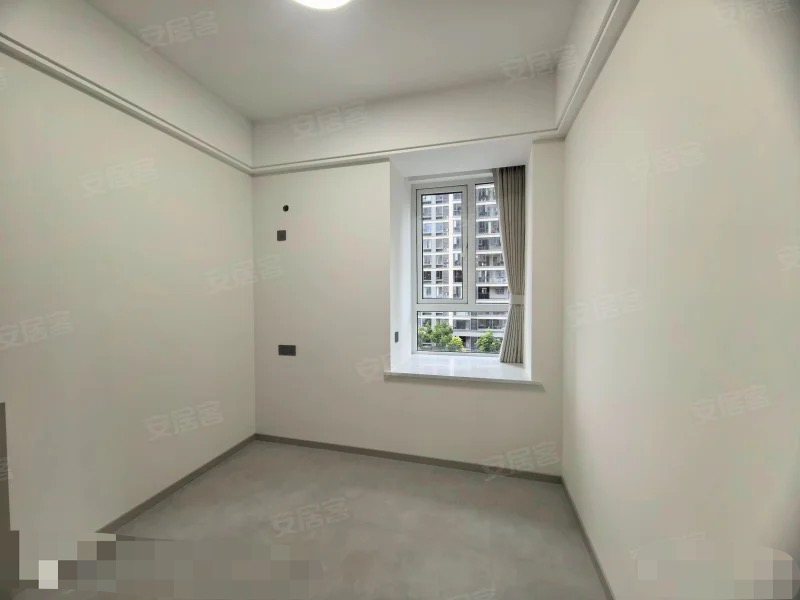 风和日丽，全新精装大4房，拎包入住，证满二，5楼，看中可谈