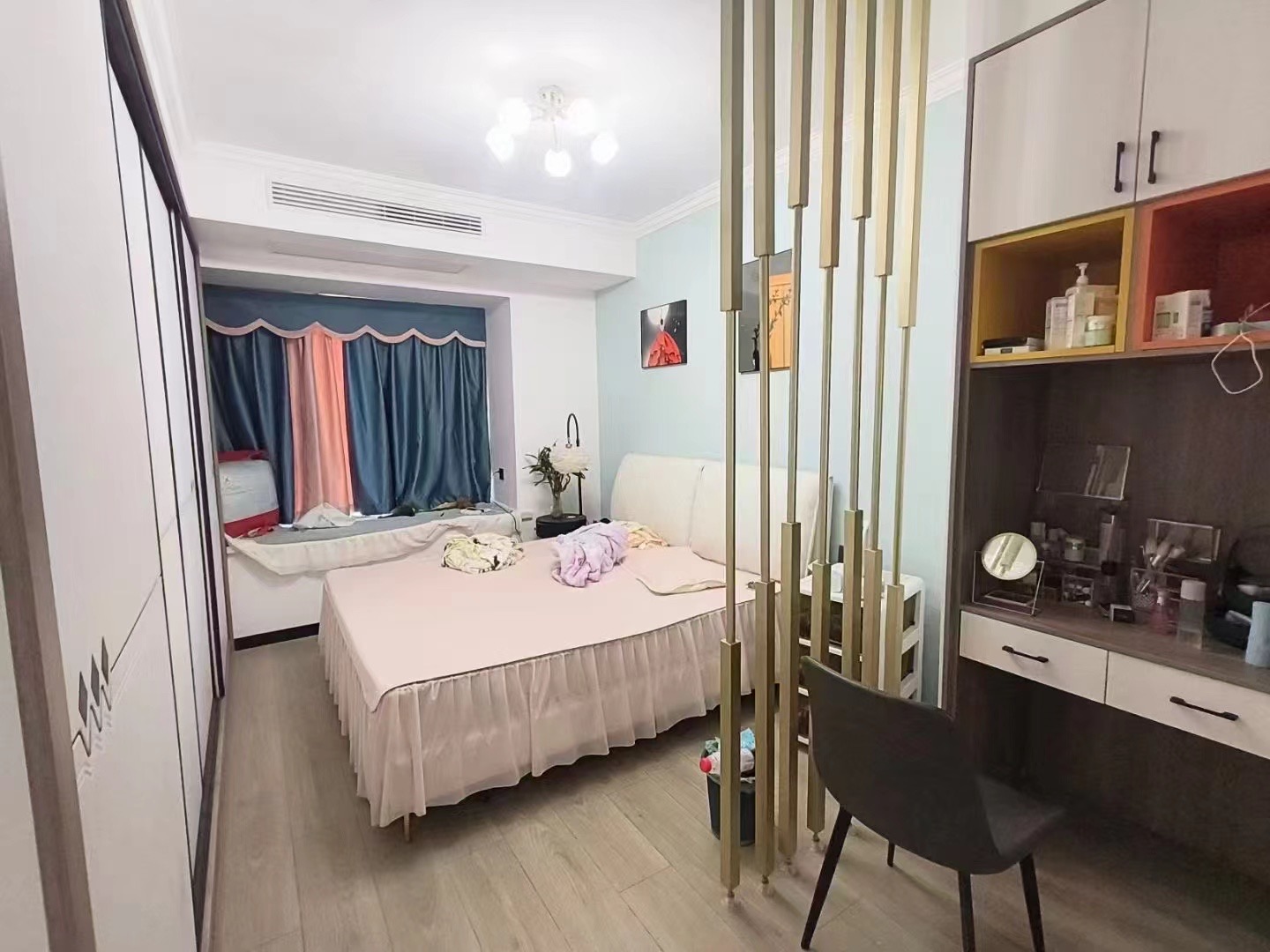 房东亏本急卖，沔街边上，御湖世家，精装三房，​电梯10楼，精装5400，9成新