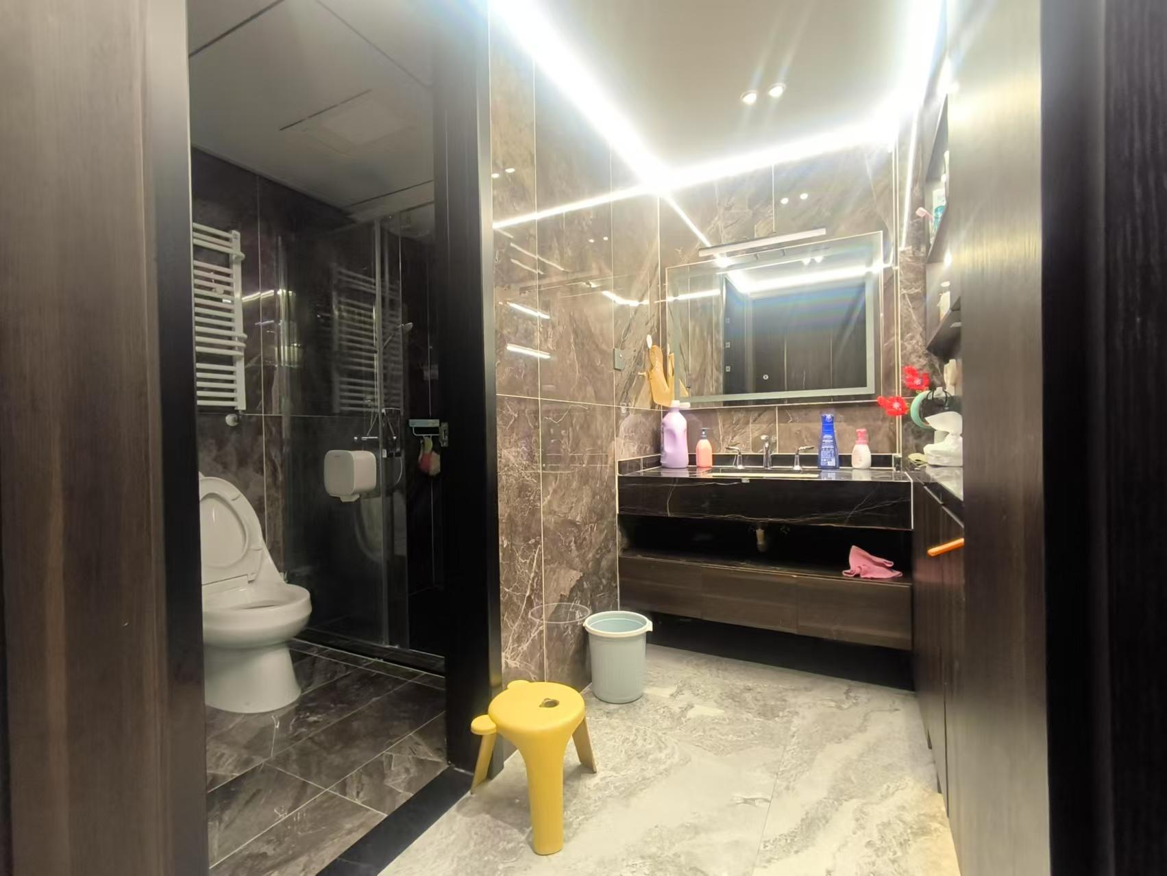 领秀城6室3厅大平层全新精装修，211平米难得的大平层洋房诚意出售！