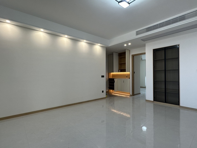 急卖，沔州晓学里，带电梯，单位宿舍楼，好停车，全新装修，顶楼上面还有一层斜坡屋顶