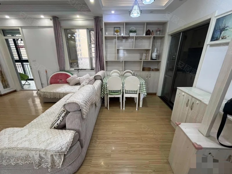 335，城南，森林国际城，精装三房两卫，​电梯好楼层5楼，单价5400,证满二