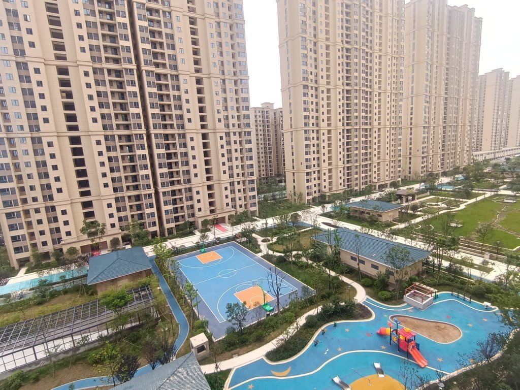 翡冷翠.毛坯三房.出门就是學笑.看房方便