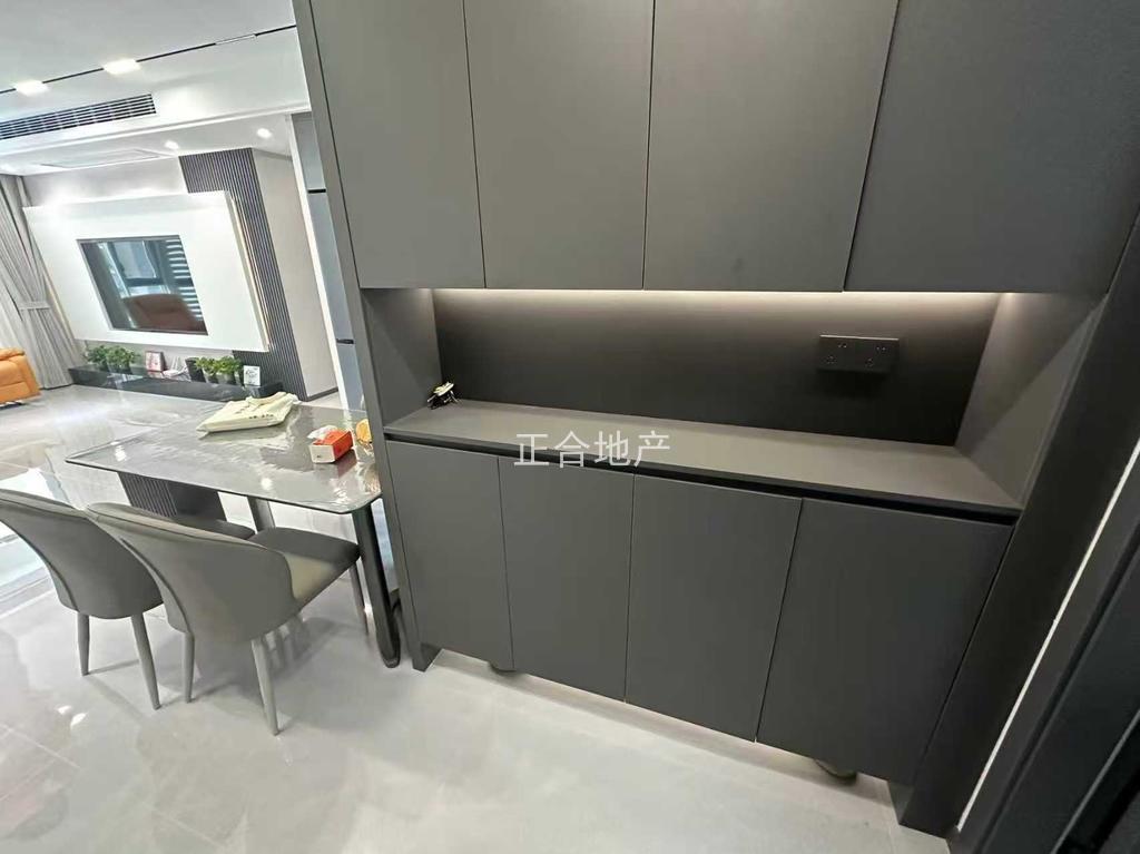 风和日丽，全新装修婚房，精装4房2卫，送车位，9.5成新，好楼层，新三中