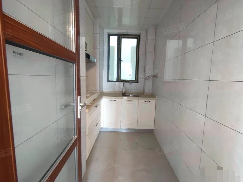 238，房东急售。城南C位，市民之家旁，电梯精装三房，好楼层9楼