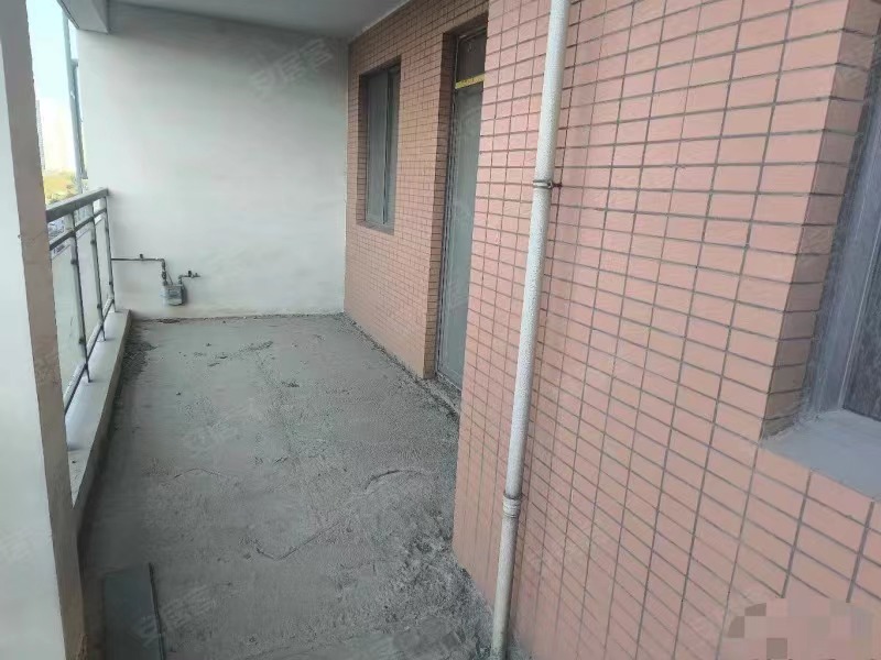 256，城南，沔阳旁，手付1万紫金城，单价4300，中间好楼层，毛坯大三房