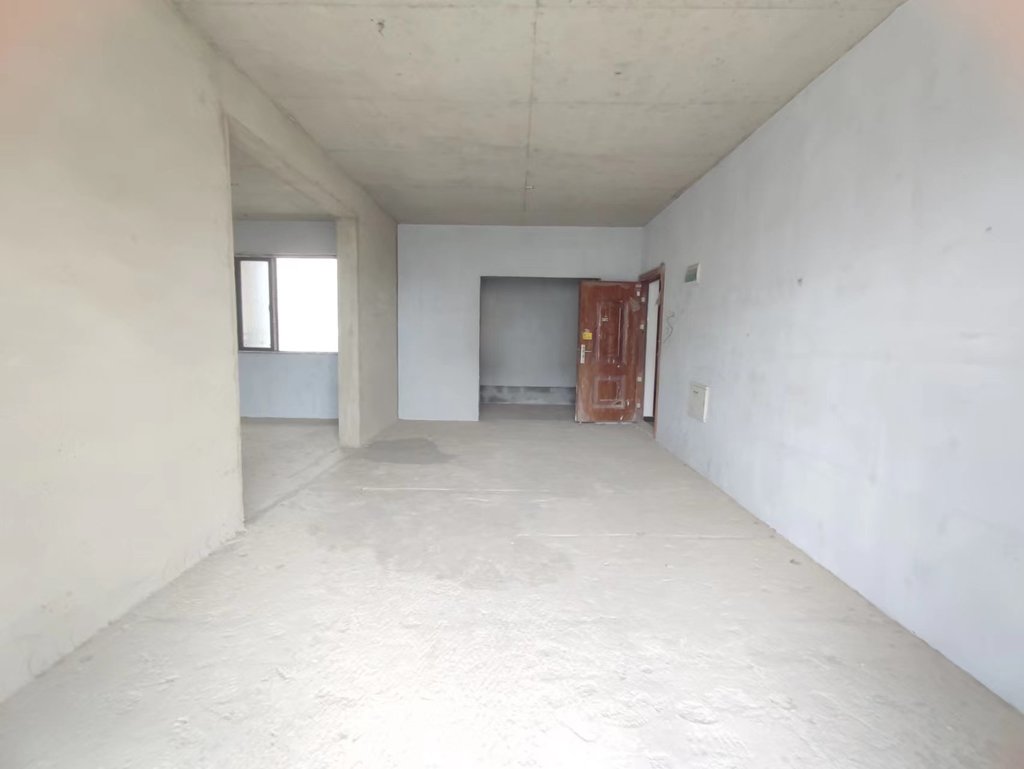 环球广场.毛坯三房.中间楼层.看房方便