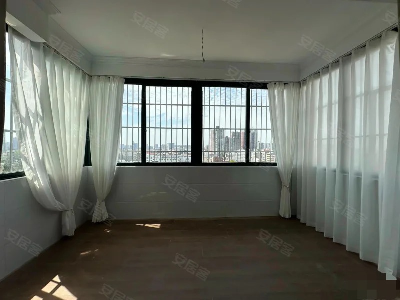 降价了，急售，电梯小高层，单价3058，好楼层，精装三房，拎包入住