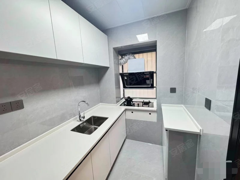 降价了，商城附近，步梯好楼层​，三楼，全新精装三房二卫，出门就是江滩公园，证满二年