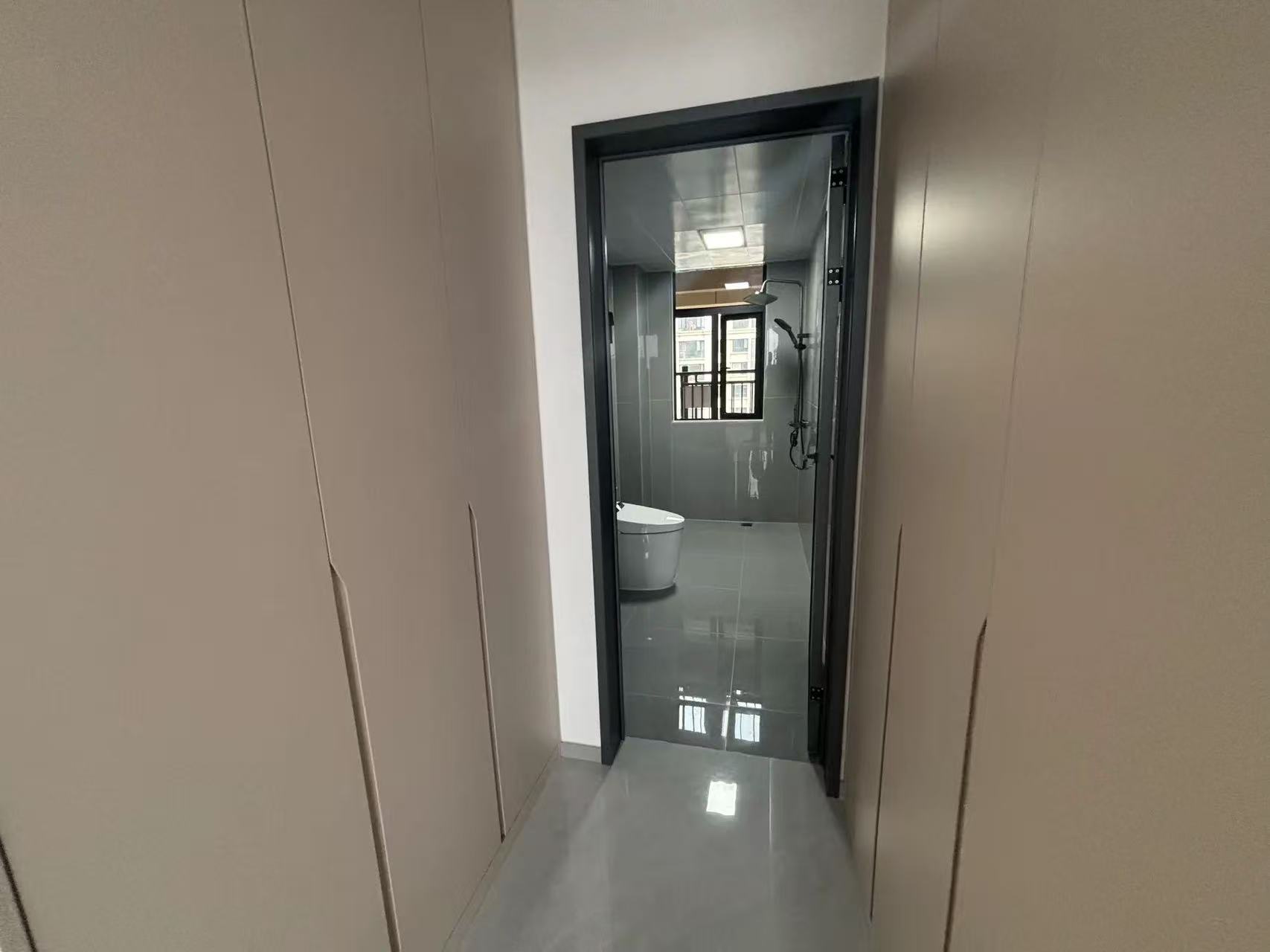 御湖世家3室2厅2卫精装修家具家电齐全优价出售！前期付几个W就可以了！