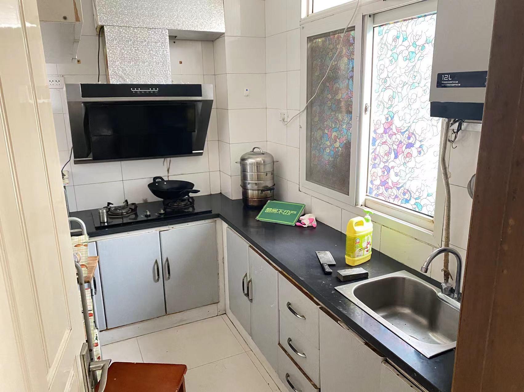 东桥新居精装三房，停车方便，周边配套设施齐全