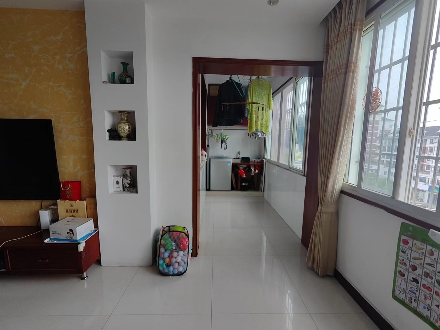 宏大小区大三房业主诚意出售，好停车，超短房龄，有证满二可按揭贷款