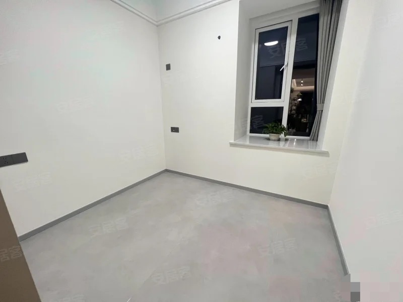 风和日丽，边户，三中门口，精装大四房，证满二，看中可谈，采光视野好