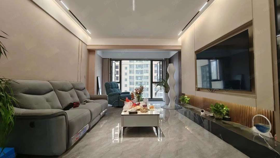 翡冷翠9.9成新，中间楼层，精装三房，证满二