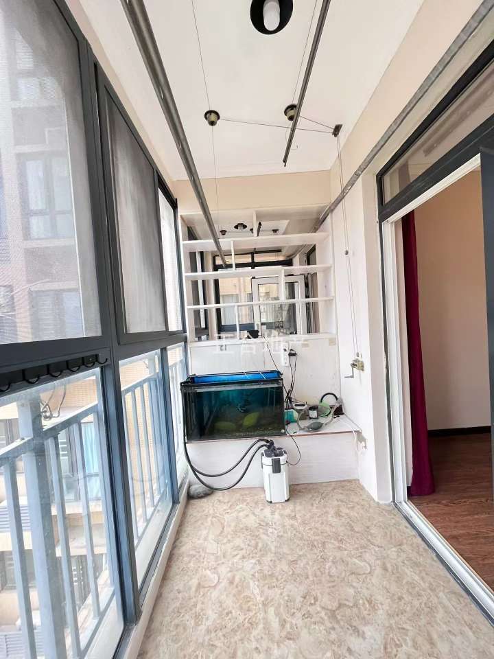 急售，森林国际，精装三房，单价不到5200，好楼层，楼下就是二中二小，