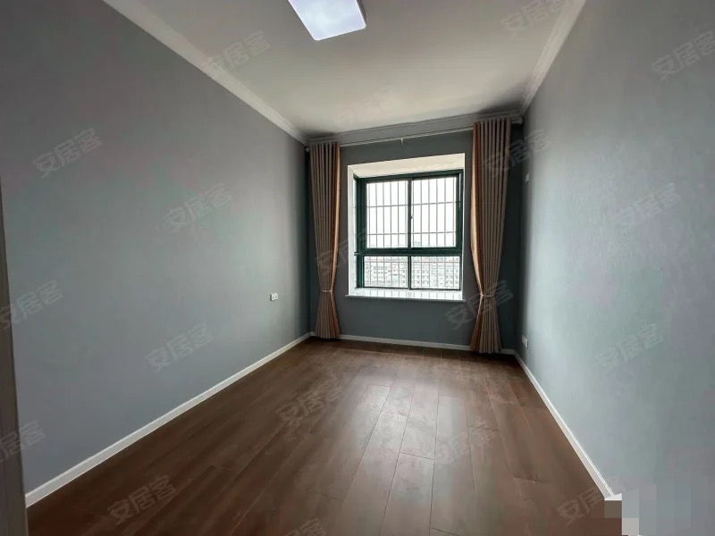 降价了，急售，电梯小高层，单价3058，好楼层，精装三房，拎包入住