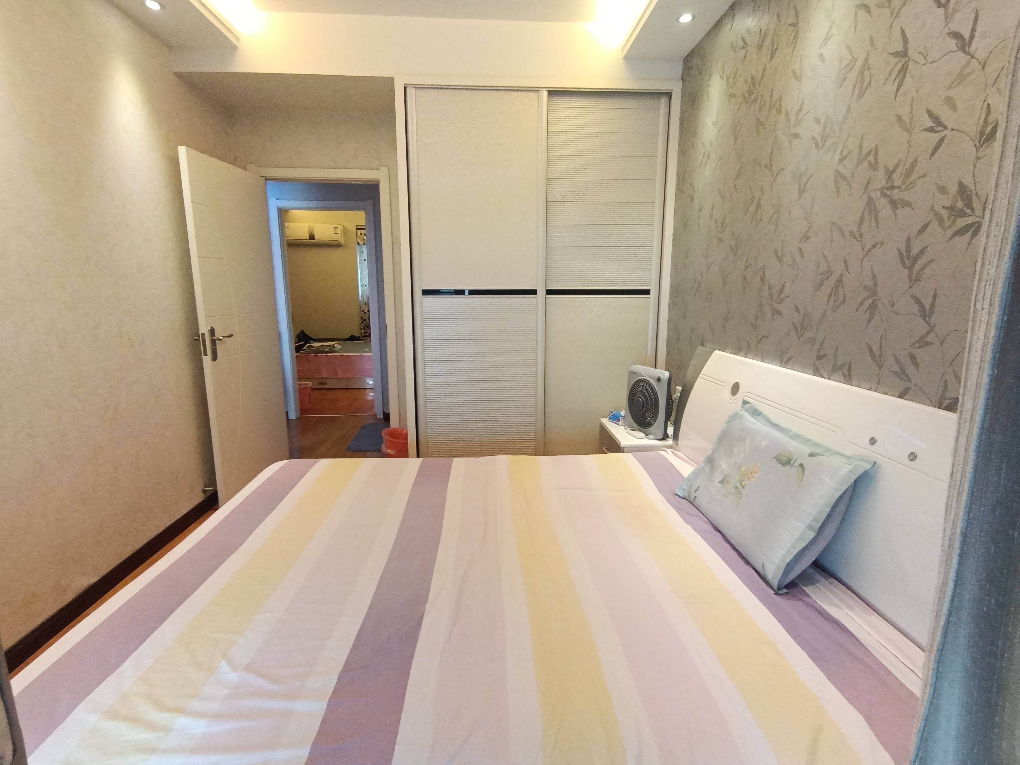 捡漏了，业主急卖，精装2房，大阳台，采光好，商圈成熟