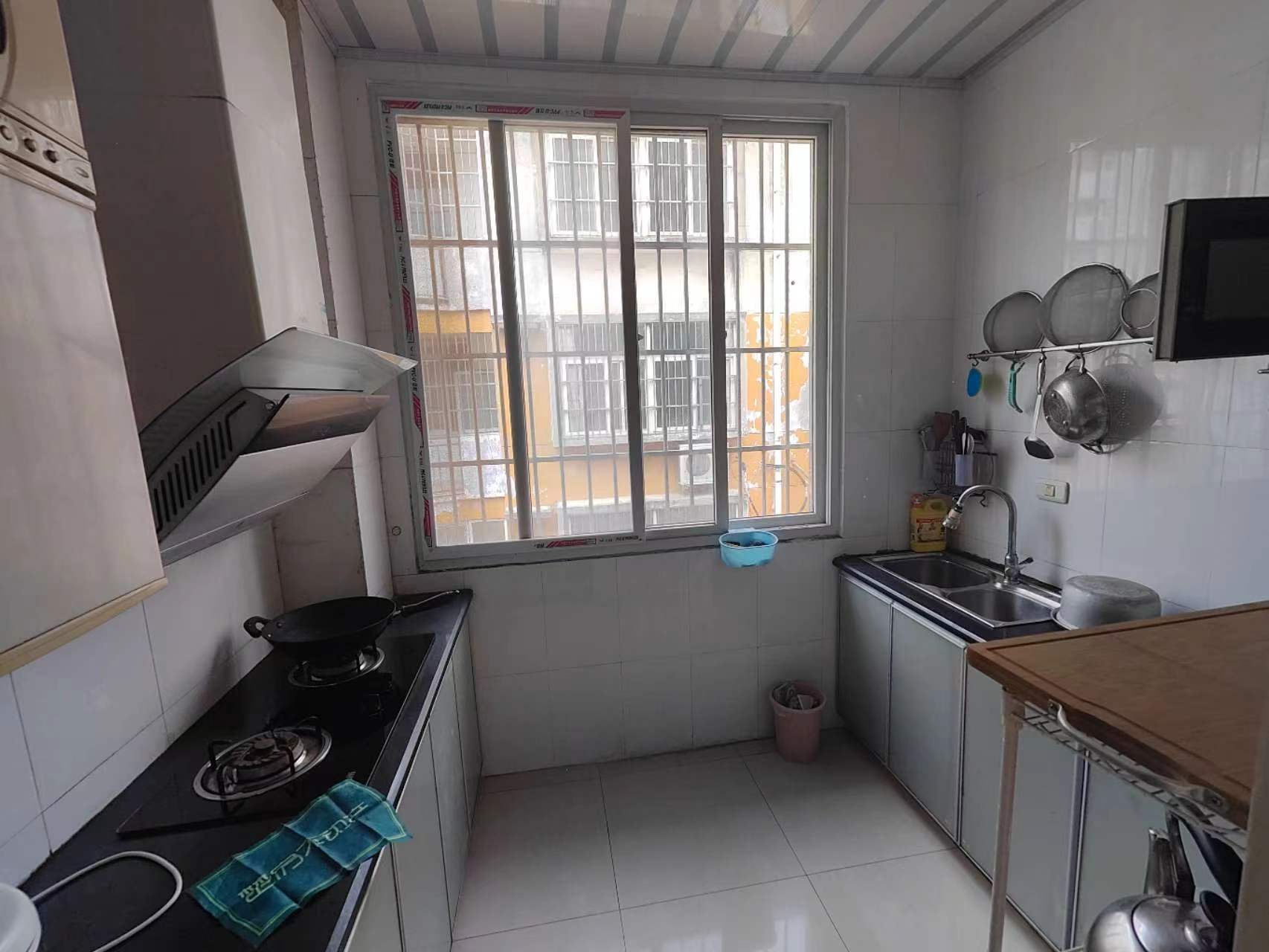 捡漏捡漏丹嫁2580德美花园西桥旁，有院子停车有安保设施户型方正双阳台三面采光