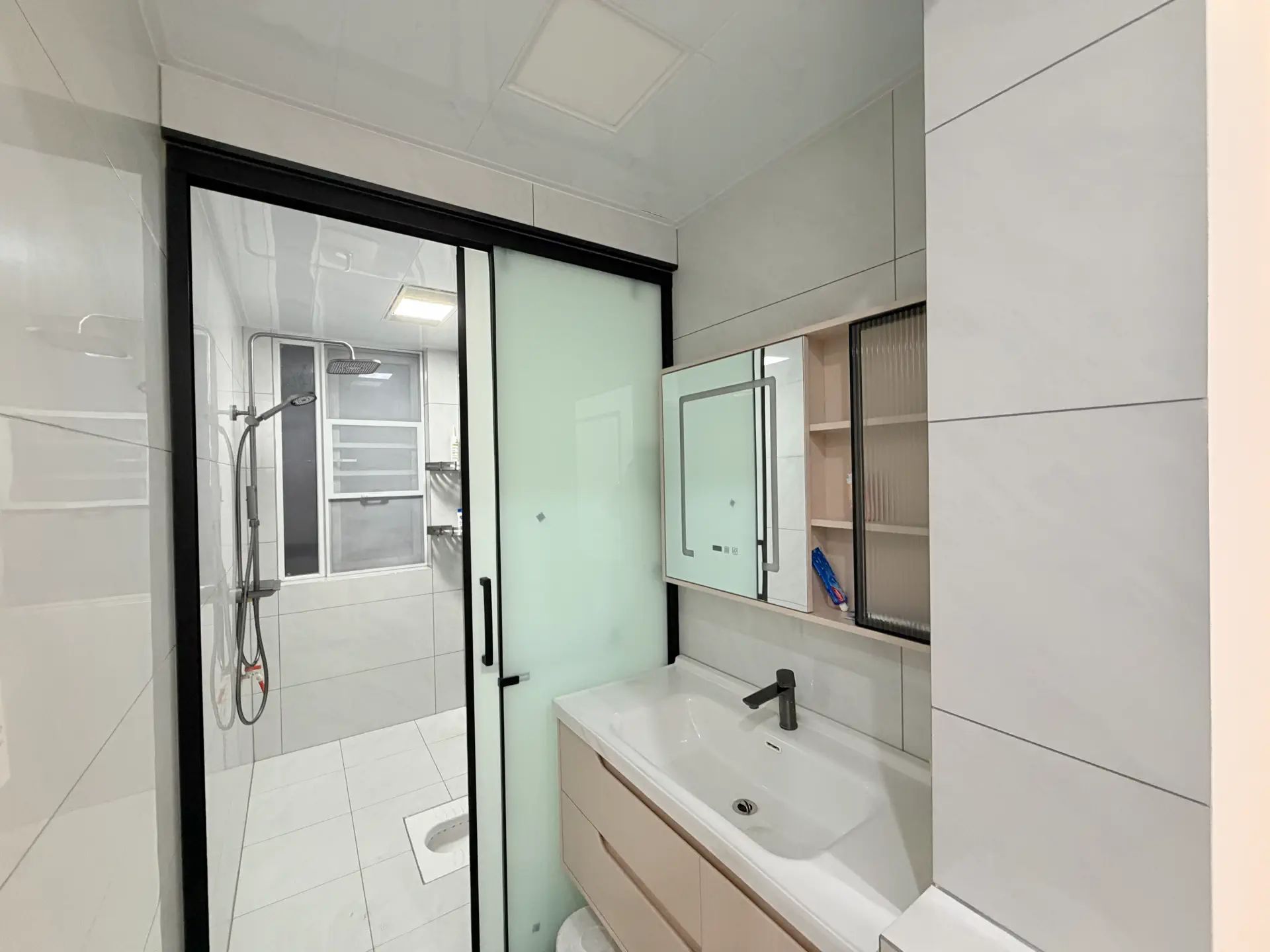 诚心出售，城南，南国明珠，‮主业‬自装，精装‮房三‬两卫，证满二