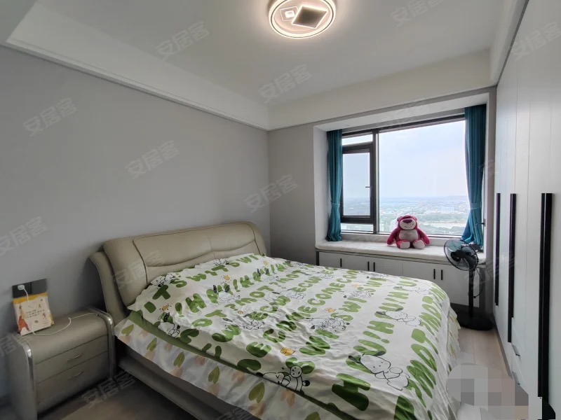 业主诚心出售，城南，新沔中旁，全新精装三房，单价4600，送车位，边户双阳台